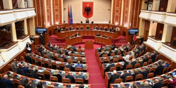 Rikthehet Parlamenti i Shqipërisë pas Zgjedhjeve të 11 Majit – Seanca e Parë Plenare në Fokusin e Debatit Politik
