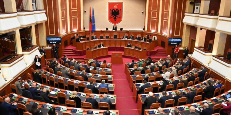 Rikthehet Parlamenti i Shqipërisë pas Zgjedhjeve të 11 Majit – Seanca e Parë Plenare në Fokusin e Debatit Politik