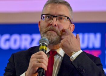 Kandidati presidencial polak Grzegorz Braun djeg flamurin e BE-së në një akt proteste të ashpër.