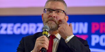 Kandidati presidencial polak Grzegorz Braun djeg flamurin e BE-së në një akt proteste të ashpër.