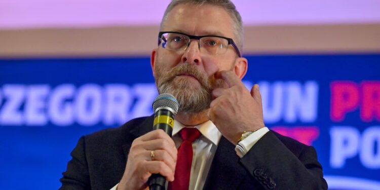 Kandidati presidencial polak Grzegorz Braun djeg flamurin e BE-së në një akt proteste të ashpër.