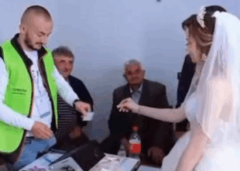 Nusja nga Elbasani voton e veshur me vello