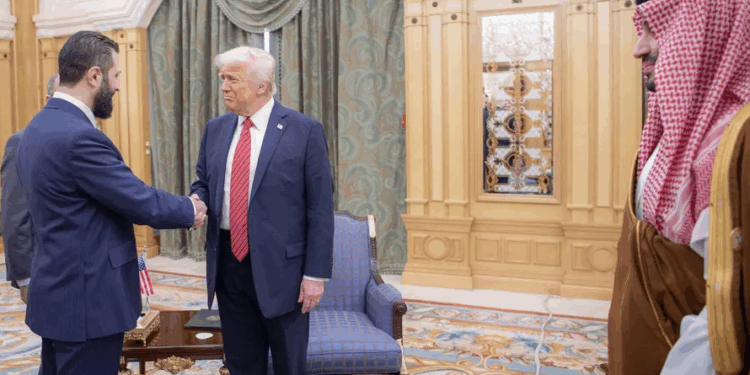 Trump takohet për herë të parë me Presidentin e përkohshëm sirian Ahmed al-Sharaa, shpall fundin e sanksioneve ndaj Sirisë