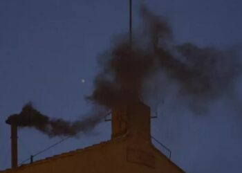 Konklava Vazhdohet: Kardinalët Rikthehen në Kapelën Sistine për Zgjedhjen e Papës së Ri