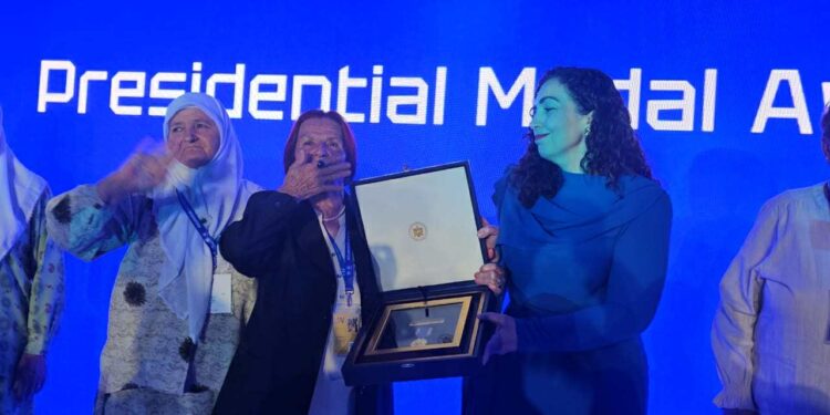 Në prag të 30-vjetorit të gjenocidit, Osmani u ndan Medaljen Presidenciale të Meritës nënave të Srebrenicës