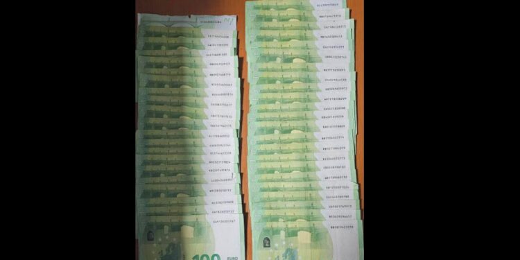 Dogana kontrollon një automjet në Vërmicë, i gjen afro 18 mijë euro të padeklaruara