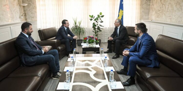 Kryeministri Kurti viziton Mitrovicën e Veriut dhe të Jugut – Fokus në zhvillim dhe bashkëpunim ndërinstitucional