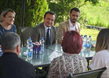 Kryeministri Kurti viziton familjen e Arbnor Spahiut të arrestuar nga autoritetet serbe