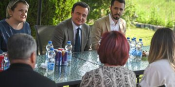 Kryeministri Kurti viziton familjen e Arbnor Spahiut të arrestuar nga autoritetet serbe