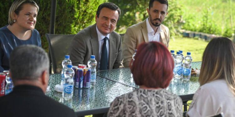 Kryeministri Kurti viziton familjen e Arbnor Spahiut të arrestuar nga autoritetet serbe