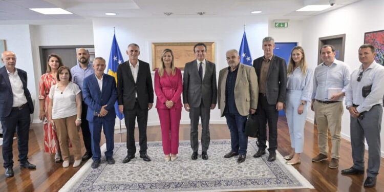 Hap konkret drejt ndërtimit të rrugës Prizren–Tetovë: Kurti pret grupin ndërshtetëror të punës