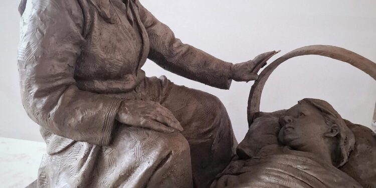 Shtatore për nënën e Adem Jasharit në oborrin e çerdhës që mban emrin e saj