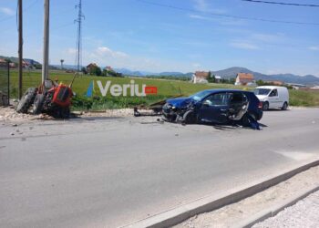 Aksident në Vushtrri mes një veture dhe një traktori – s’dihet për të lënduar