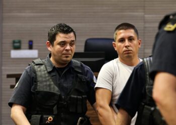 Polici me emblemë të UÇK-së në seancën gjyqësore ndaj grupit të Banjskës