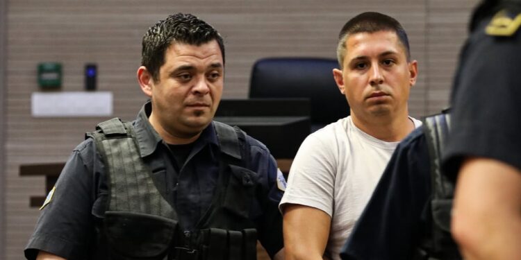 Polici me emblemë të UÇK-së në seancën gjyqësore ndaj grupit të Banjskës