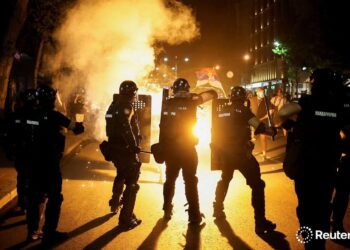 Beograd: 77 persona të ndaluar në protestë, Vuçiq paralajmëron arrestime të reja