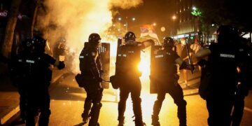 Beograd: 77 persona të ndaluar në protestë, Vuçiq paralajmëron arrestime të reja