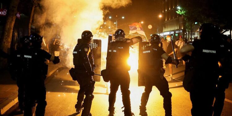 Beograd: 77 persona të ndaluar në protestë, Vuçiq paralajmëron arrestime të reja