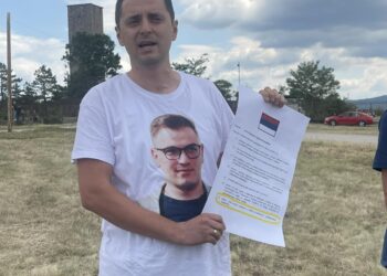 Serbi sfidon policinë me bluzë provokuese