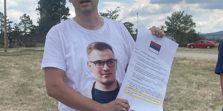 Serbi sfidon policinë me bluzë provokuese