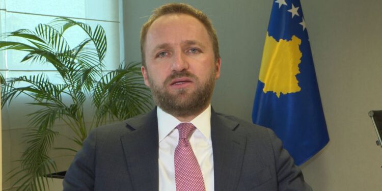 Tahiri: Kurti e ka vendos Albulena Haxhiun si barrikadë se s’i ka votat për qeveri