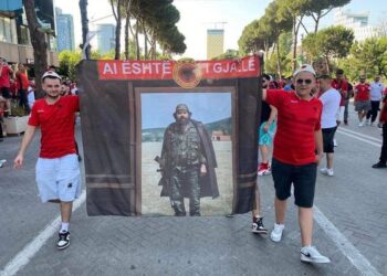 Tifozët shqiptarë nxjerrin banderolen me Adem Jasharin, por në foto nuk është ai!