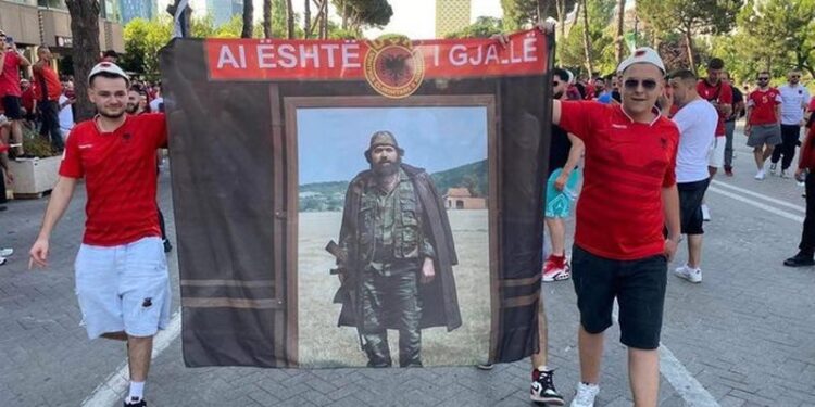 Tifozët shqiptarë nxjerrin banderolen me Adem Jasharin, por në foto nuk është ai!