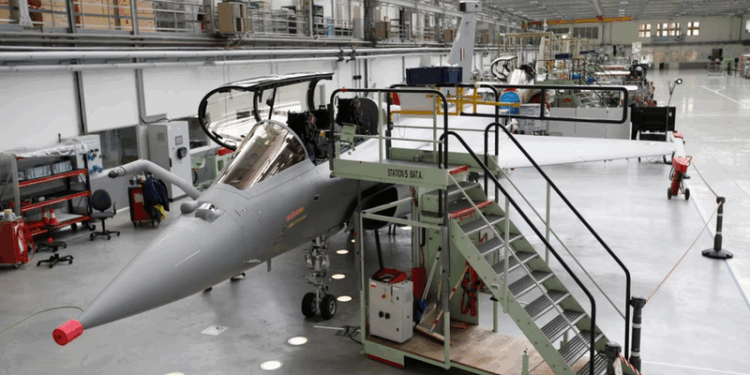 Serbia merr gati 2 miliardë euro hua për të paguar avionët Rafale