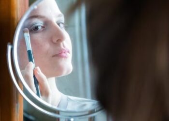 Trendi i kujdesit të lëkurës në TikTok nga vajzat e vogla po u kushton shëndetin