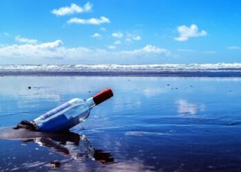 Mesazhi surprizë në shishe, befasia e madhe pasi kontaktuan numrin e telefonit