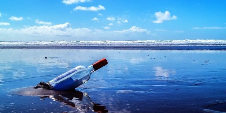 Mesazhi surprizë në shishe, befasia e madhe pasi kontaktuan numrin e telefonit