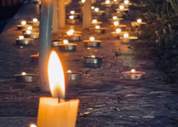 Me qirinj të ndezur, Tirana përkujton 81-vjetorin e gjenocidit në Çamëri