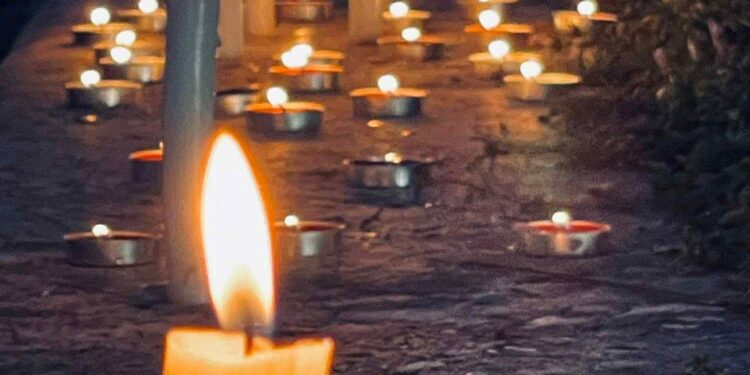 Me qirinj të ndezur, Tirana përkujton 81-vjetorin e gjenocidit në Çamëri