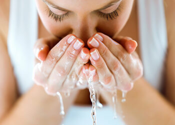 Gjërat që duhet të bëni për të hidratuar lëkurën e fytyrës