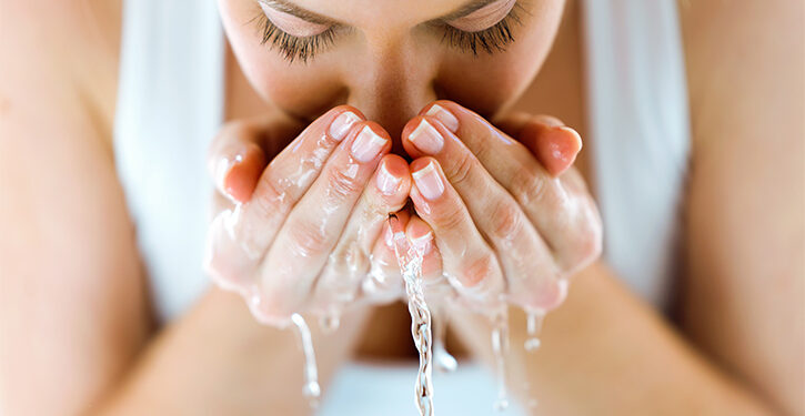 Gjërat që duhet të bëni për të hidratuar lëkurën e fytyrës