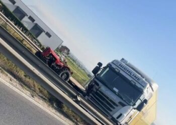 Aksident në rrugën Prishtinë – Pejë, lëndohet shoferi i traktorit