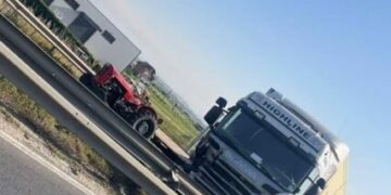 Aksident në rrugën Prishtinë – Pejë, lëndohet shoferi i traktorit