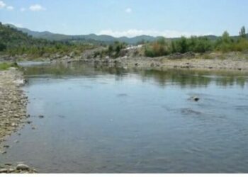Tragjedi në Elbasan, gjendet i mbytur në lumin Shkumbin një fëmijë 6-vjeçar