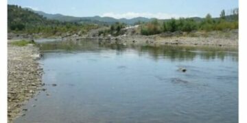 Tragjedi në Elbasan, gjendet i mbytur në lumin Shkumbin një fëmijë 6-vjeçar