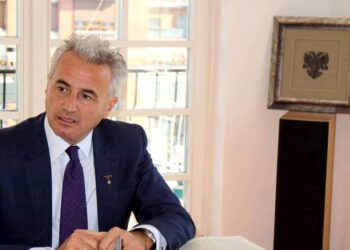 Arianit Koci proteston para Kuvendit, kërkon që deputetët të merren vesh