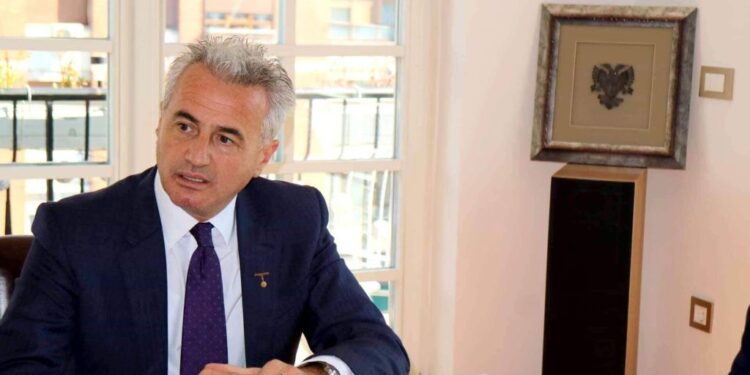 Arianit Koci proteston para Kuvendit, kërkon që deputetët të merren vesh