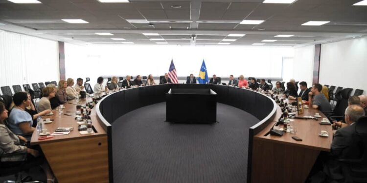 Kryeministri Kurti pret delegacionin nga Iowa: Thellim i bashkëpunimit në mbrojtje, arsim dhe zhvillim demokratik