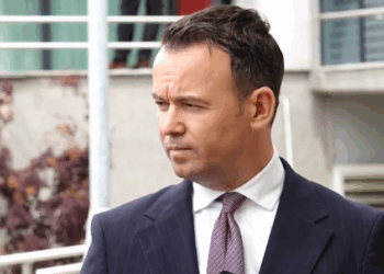 Peci reagon ashpër ndaj Abdixhikut pas kritikave ndaj Donika Gërvallës: “Ku je i lidhur ti me këto shtylla, o Lumir pishpiriku?”