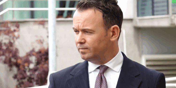 Peci reagon ashpër ndaj Abdixhikut pas kritikave ndaj Donika Gërvallës: “Ku je i lidhur ti me këto shtylla, o Lumir pishpiriku?”