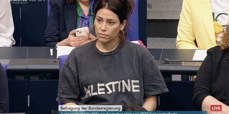Deputetja gjermane përjashtohet nga parlamenti për mbajtjen e bluzës me mbishkrimin “Palestinë”