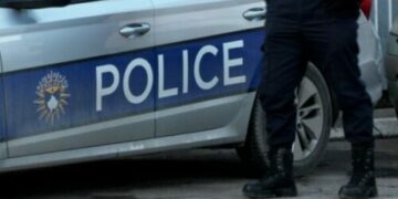 Vetplagoset në këmbë një person në Ferizaj, Policia ia konfiskon një pushkë ajrore me 223 copë municion