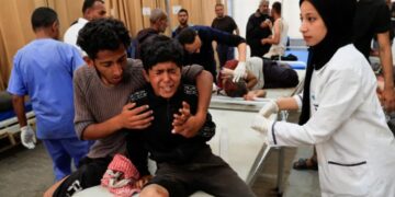 Forcat izraelite vrasin 51 palestinezë që prisnin miell në vendin e ndihmës në Gaza