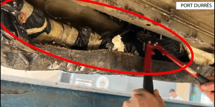 Zbulohet arsenal armësh në Portin e Durrësit – Automjeti i mbetur prej dy vitesh rezulton me destinacion Afrikën