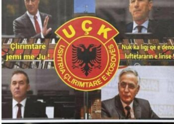 Disa veteranë të UÇK-së vendosin posterë për liderët e UÇK-së në derën e Kuvendit
