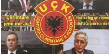 Disa veteranë të UÇK-së vendosin posterë për liderët e UÇK-së në derën e Kuvendit